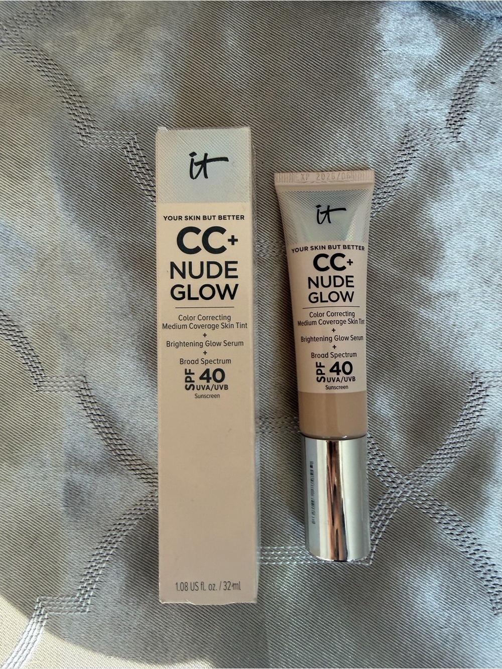 it cosmetics CC+ Nude Glow Color Correcting Skin Tint - Nude